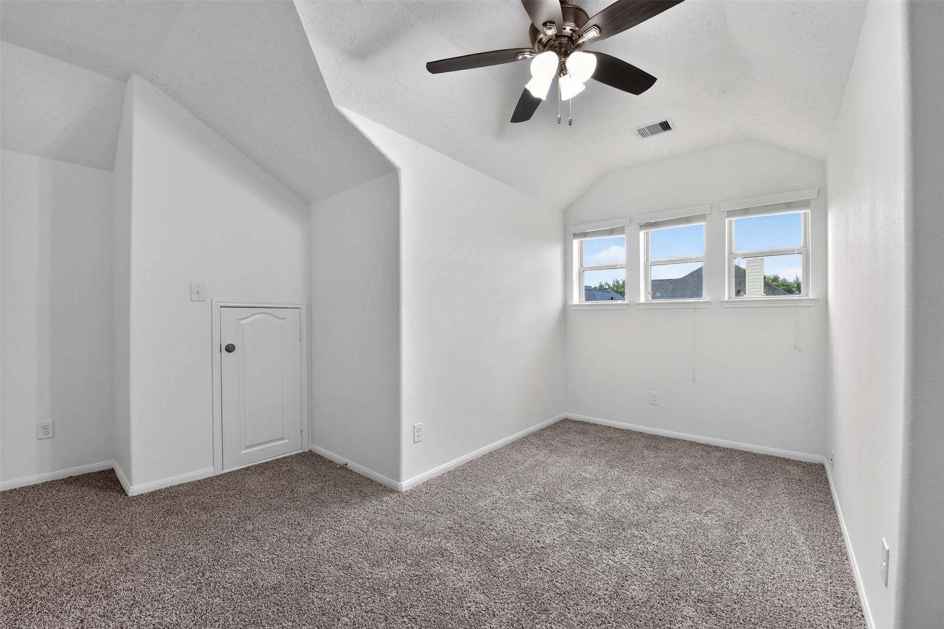 2203 Summit Pass Lane, League City, TX 77573 Family room nook - flex space.