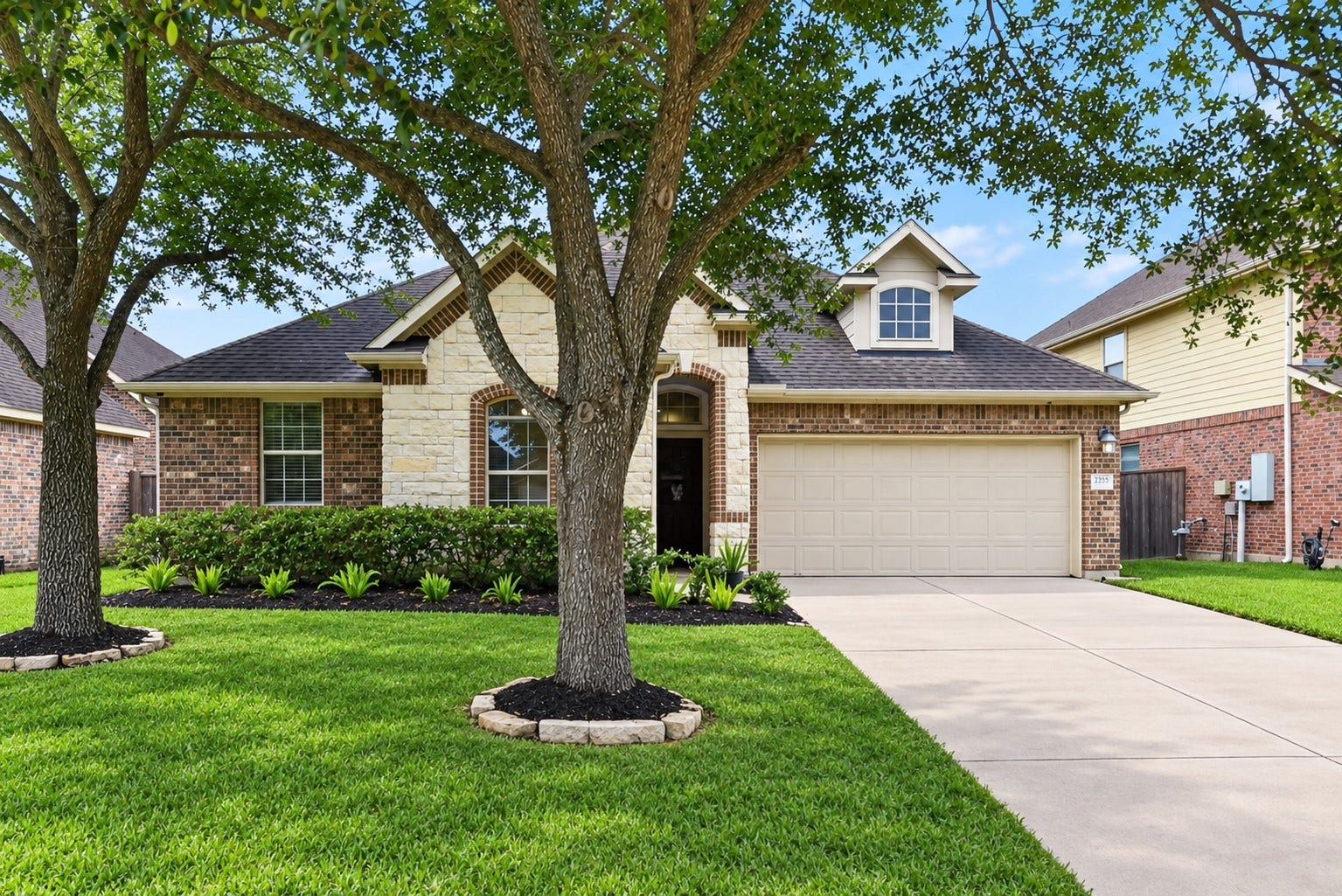 2203 Summit Pass Lane, League City, TX 77573 Beautiful 1.5 story, Coventry-built home located in sought after Magnolia Creek. Attractive landscaping adds curb appeal! Recent exterior paint!