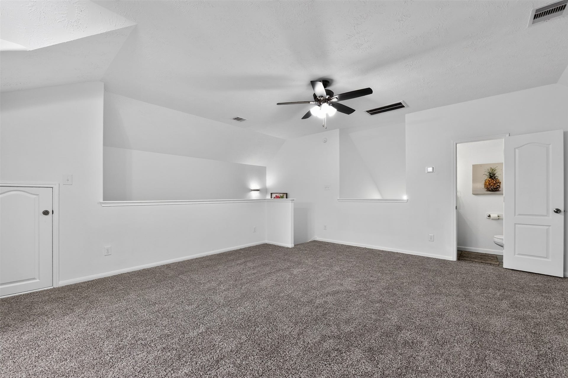 2203 Summit Pass Lane, League City, TX 77573 Spacious and very versatile.