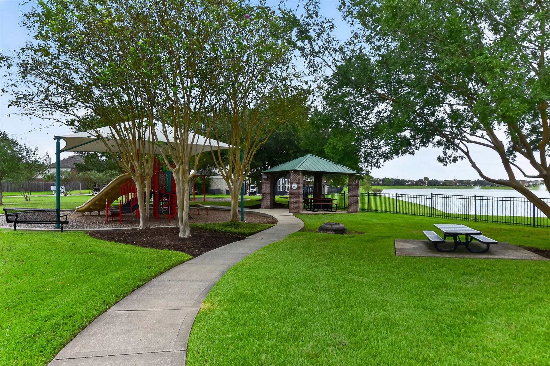 2203 Summit Pass Lane, League City, TX 77573 Willow Park for residents.