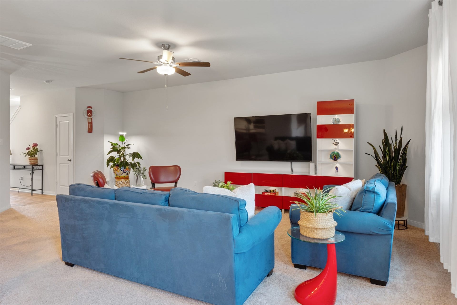 11402 Bright Sun Drive, Houston, TX 77048 Another view of the bright & airy living room.