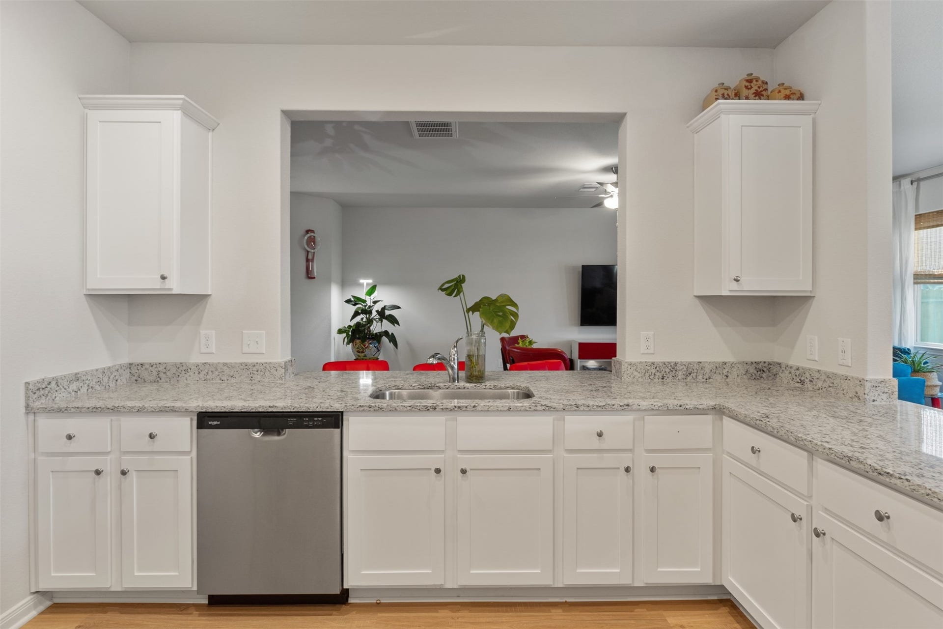 11402 Bright Sun Drive, Houston, TX 77048 Chat with guests while you prepare dinner!