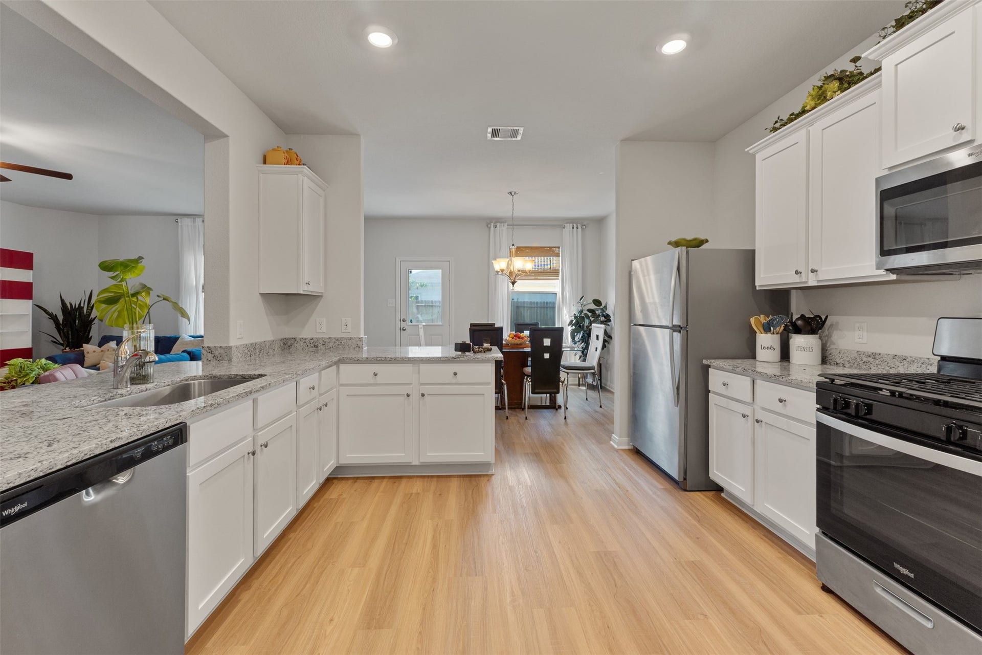 11402 Bright Sun Drive, Houston, TX 77048 Gas stove & plenty of storage!