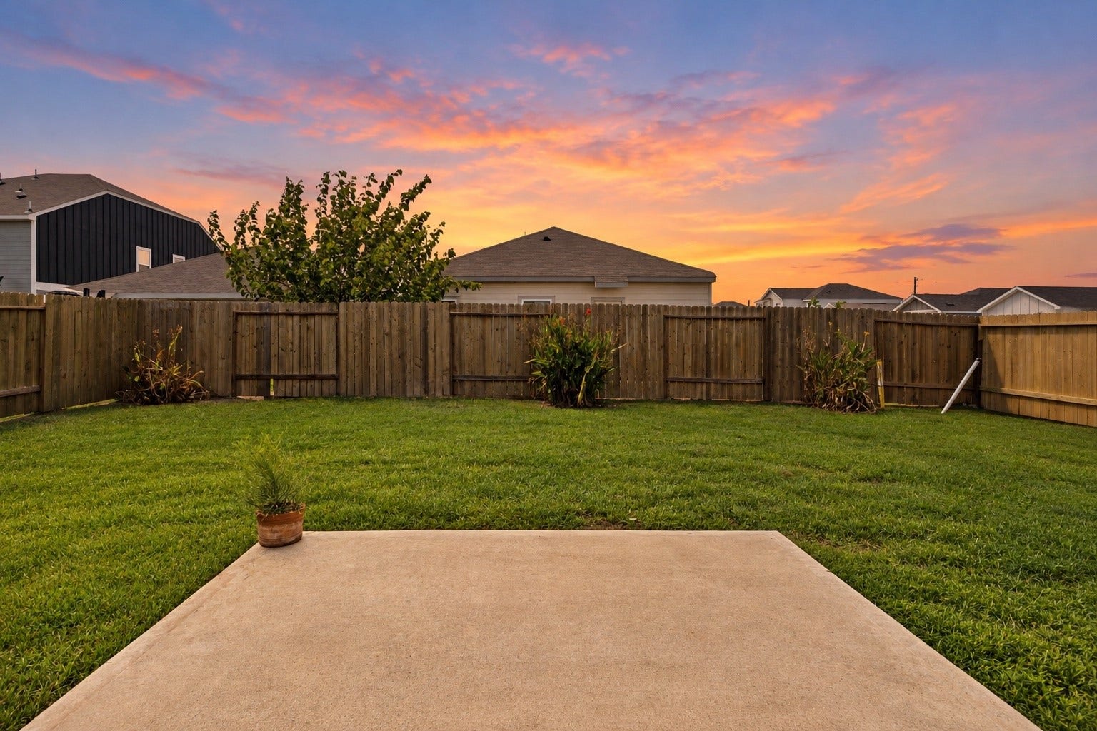 11402 Bright Sun Drive, Houston, TX 77048 No neighbors to the left!