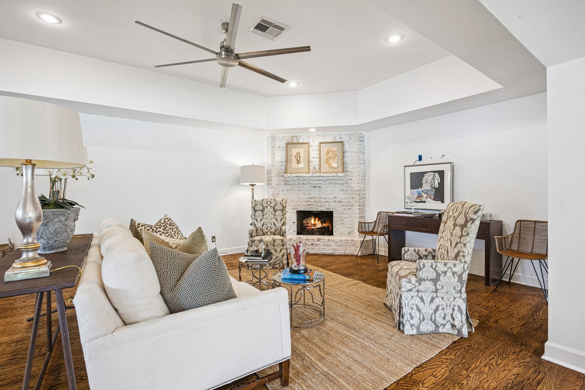 2503 Stoney Brook Drive, Houston, TX 77063 living room's connected, entertainer-friendly
layout. This living area be a place to enjoy and
relax with family and friends.
