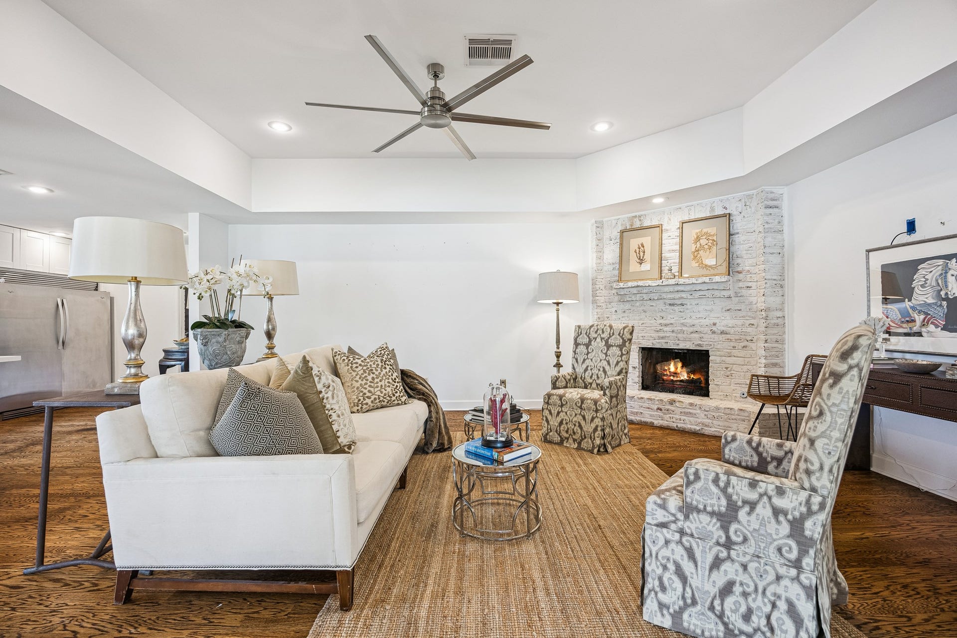 2503 Stoney Brook Drive, Houston, TX 77063 The heart of the home, this spacious family room blends warmth and functionality with a
whitewashed brick fireplace, hardwood floors, and soft neutral designer paint. Recessed lighting brightens the space, while the open floor plan keeps you connected to the kitchen and dining room. Perfect for relaxing evenings or hosting guests.