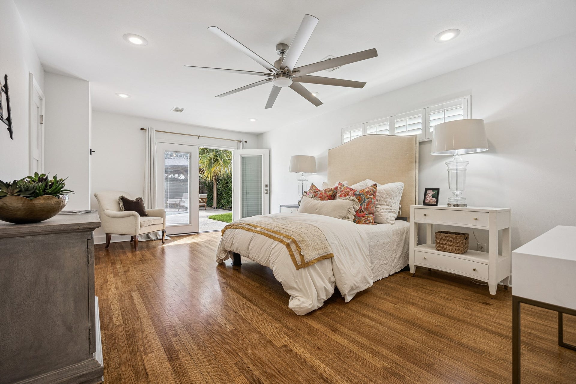 2503 Stoney Brook Drive, Houston, TX 77063 The spacious primary bedroom (22'x13') easily
accommodates a king-size bed with room to spare. Warm hardwood floors, a designer ceiling fan, and access to the backyard create a comfortable retreat
for everyday living.