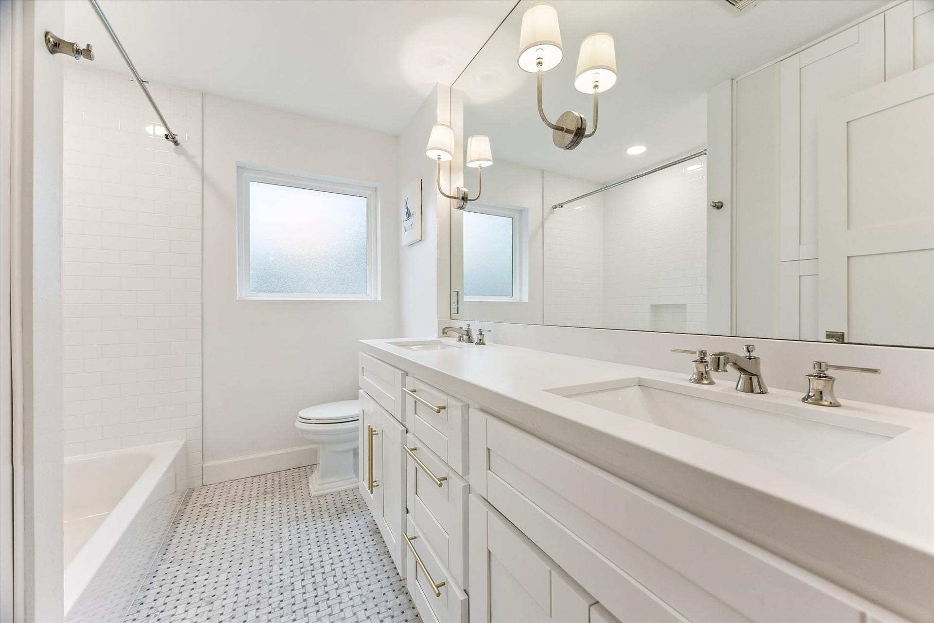 2503 Stoney Brook Drive, Houston, TX 77063 This bath is finished with a tub-shower combination
and mosaic tile flooring, balancing classic style with
everyday function. The refined finishes carry the
home's design sensibility into every corner.