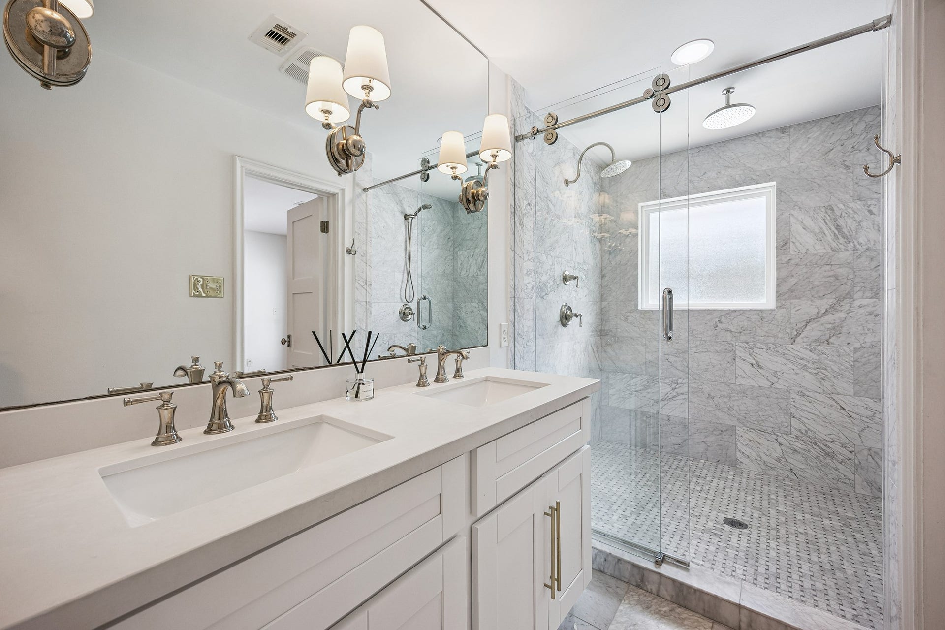 2503 Stoney Brook Drive, Houston, TX 77063 The primary bathroom welcomes you with a
marble-tiled walk-in shower behind a frameless glass enclosure and double sinks with high end
hardware. Enjoy all the luxuries daily in this great primary bathroom!