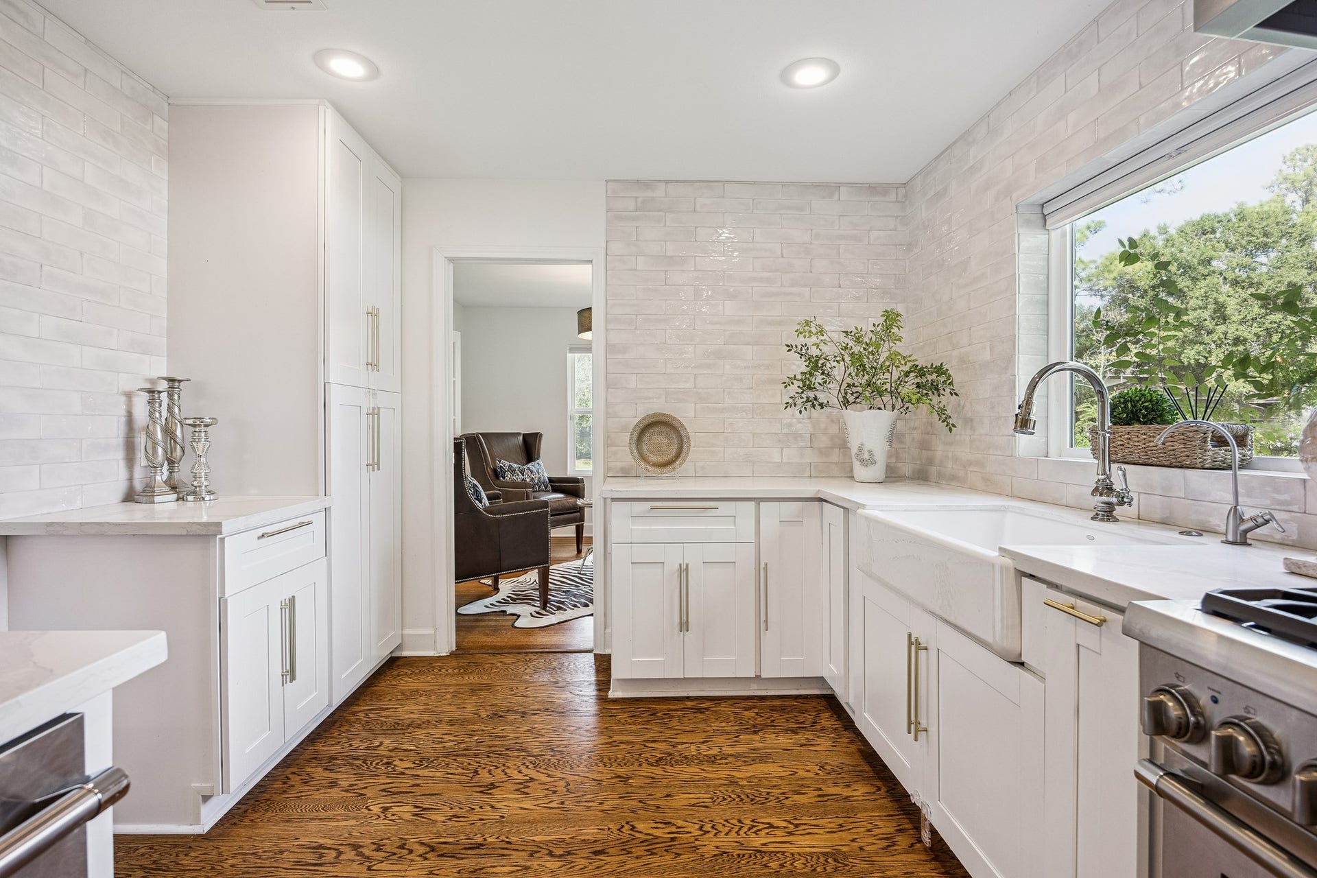 2503 Stoney Brook Drive, Houston, TX 77063 Designed with the home chef in mind, the kitchen offers a professional-style gas range, stainless steel vent hood, and extensive counter space. A functional layout allows for easy movement between cooking, preparation, and dining areas.
