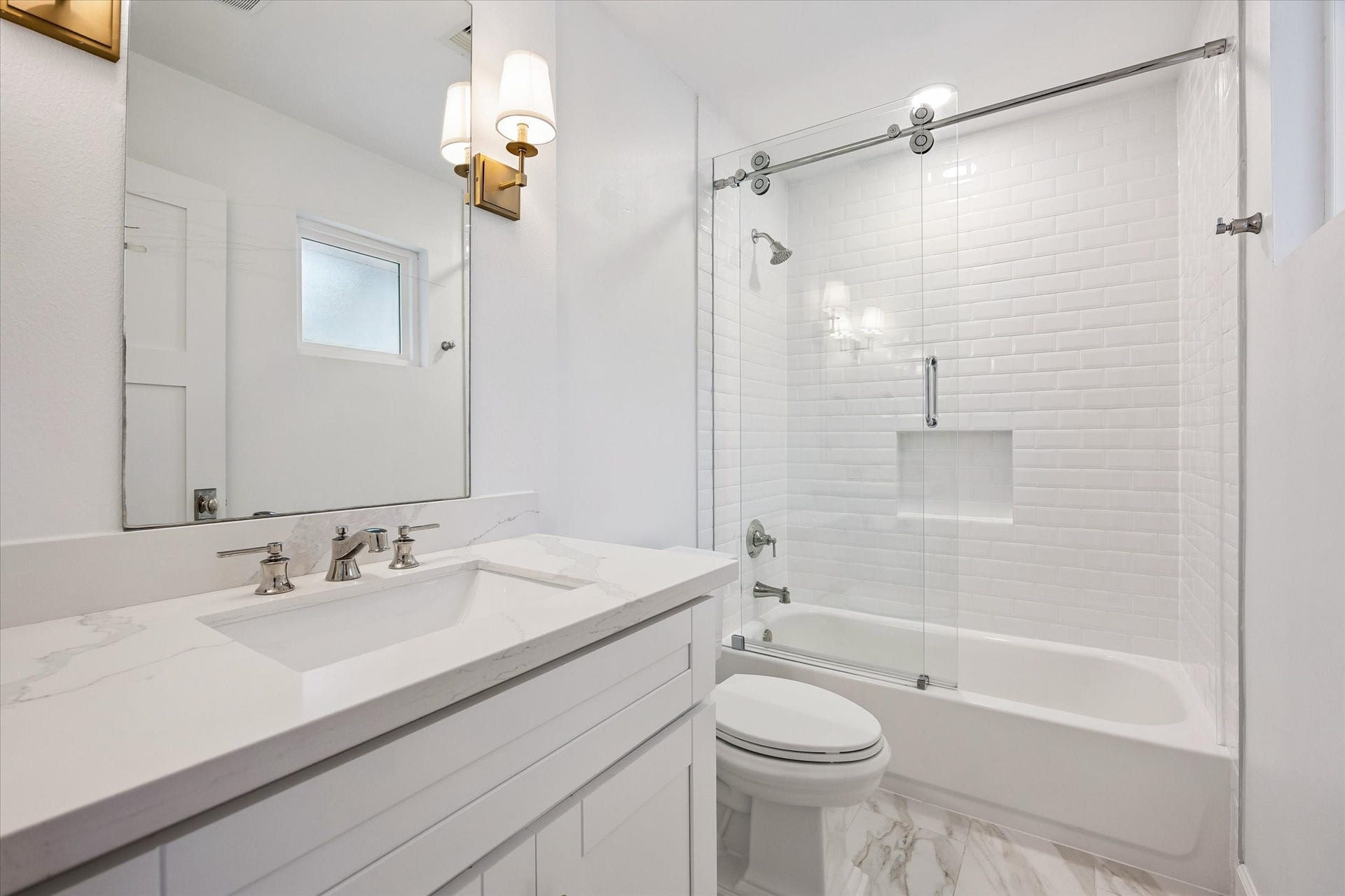 2503 Stoney Brook Drive, Houston, TX 77063 Subway tile surrounds the tub-shower combination
in this well-appointed bath, paired with a single
vanity for everyday ease. The clean, classic finishes
offer timeless appeal.