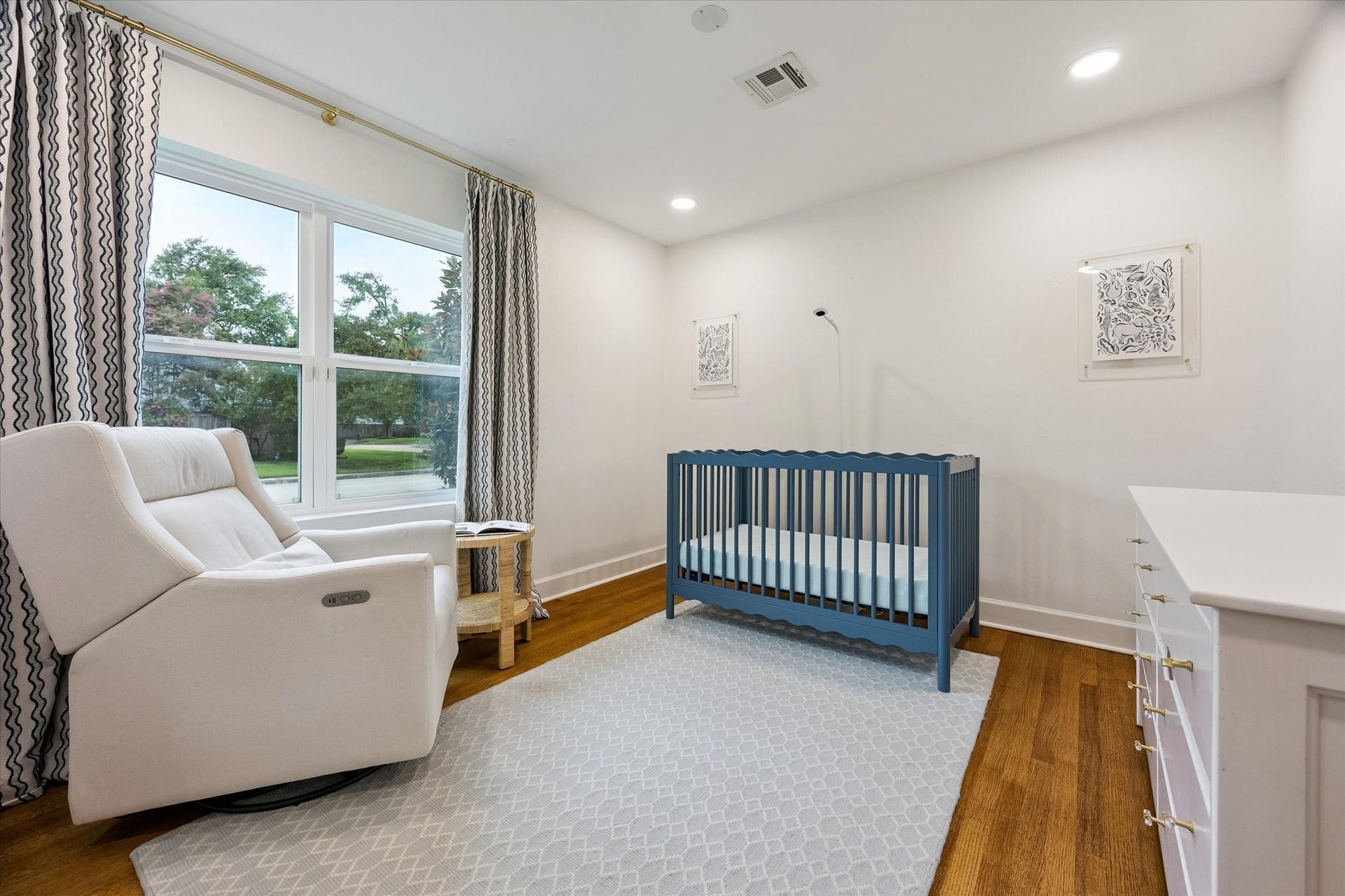 2503 Stoney Brook Drive, Houston, TX 77063 (12x12) A picture window fills this guest bedroom
with abundant natural light, creating a soft,
welcoming atmosphere. The thoughtful layout
offers a serene space designed for comfort.
(Draperies and rods excluded)