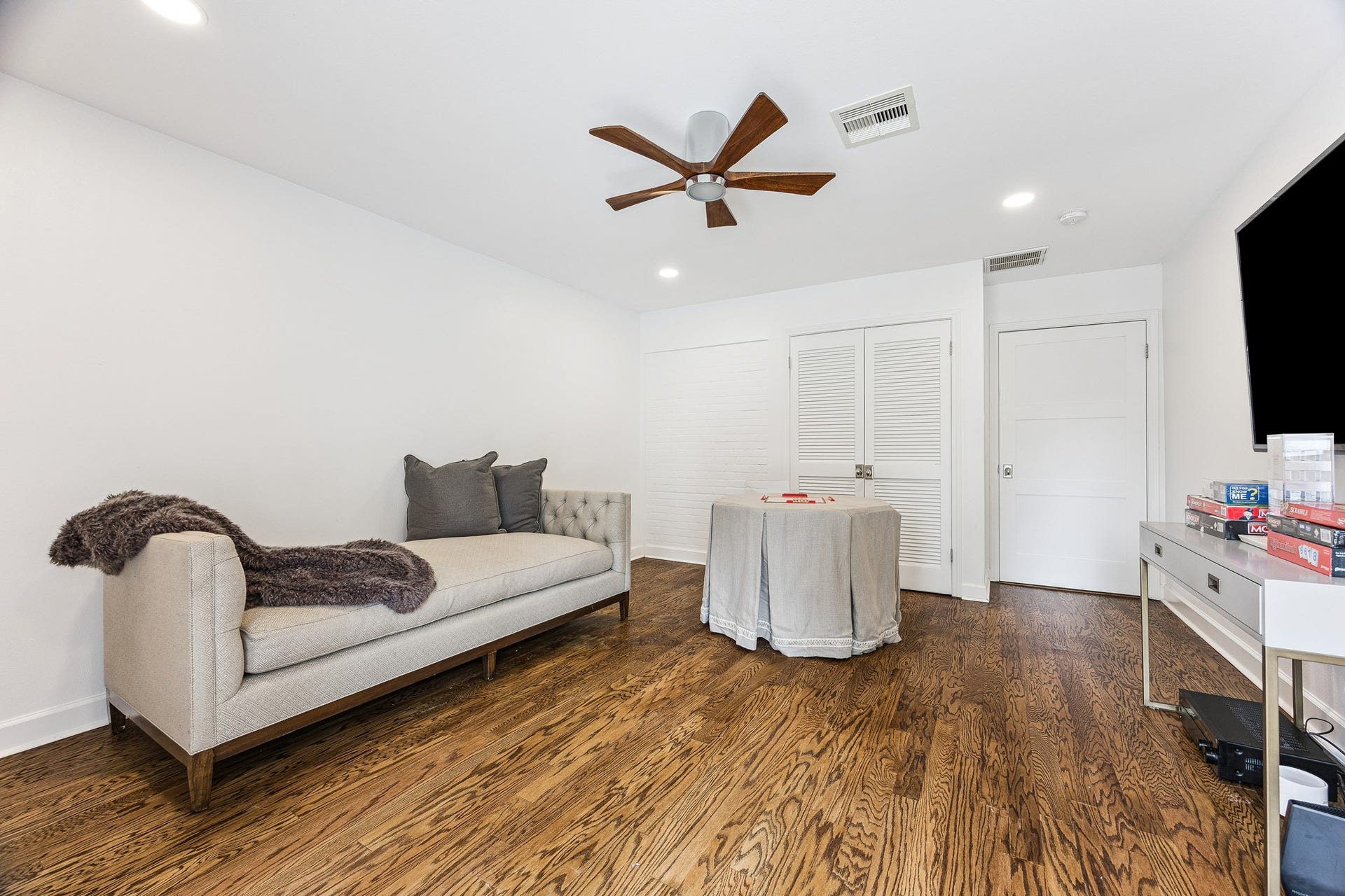 2503 Stoney Brook Drive, Houston, TX 77063 (22x9) This bedroom is bathed in natural light
courtesy of French doors that frame the far wall.
The space offers a serene retreat, thoughtfully finished for comfort and style.