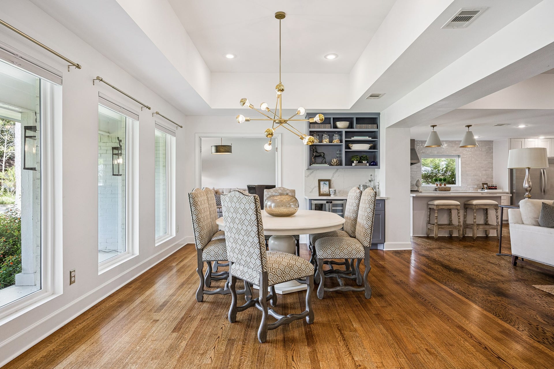 2503 Stoney Brook Drive, Houston, TX 77063 (15x12) Beneath a tray ceiling, this ready to
entertain dining area with dry bar to showcase
glassware and mini refrigerator opens effortlessly toward a set of French doors leading to the adjacent study or breakfast room. This thoughtful connection creates a versatile flow between formal dining and a quiet home office.
