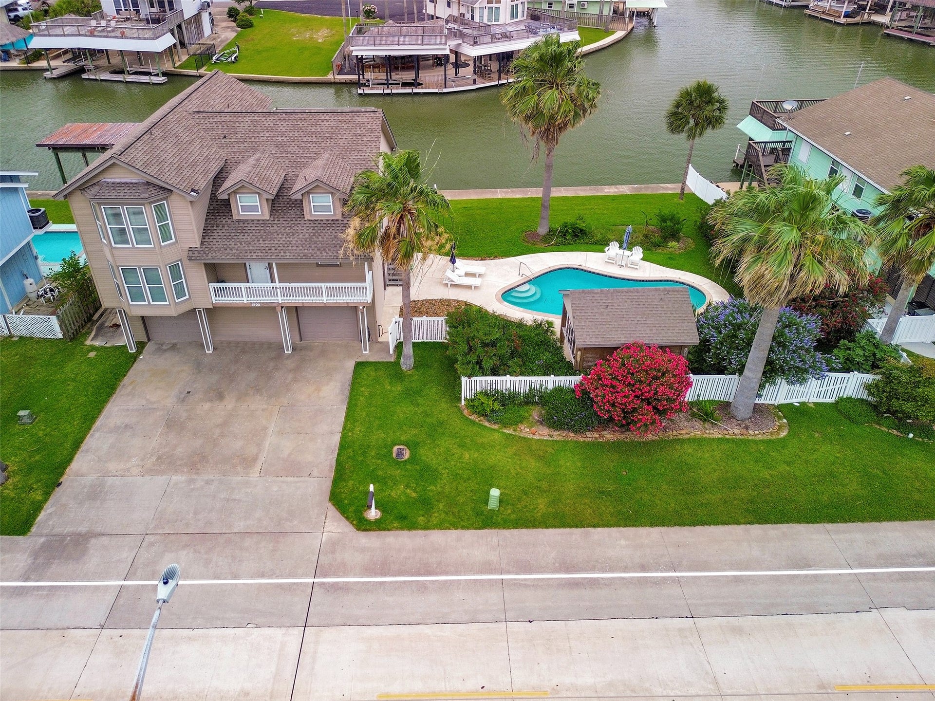 1302 Tiki Drive, Tiki Island, TX 77554