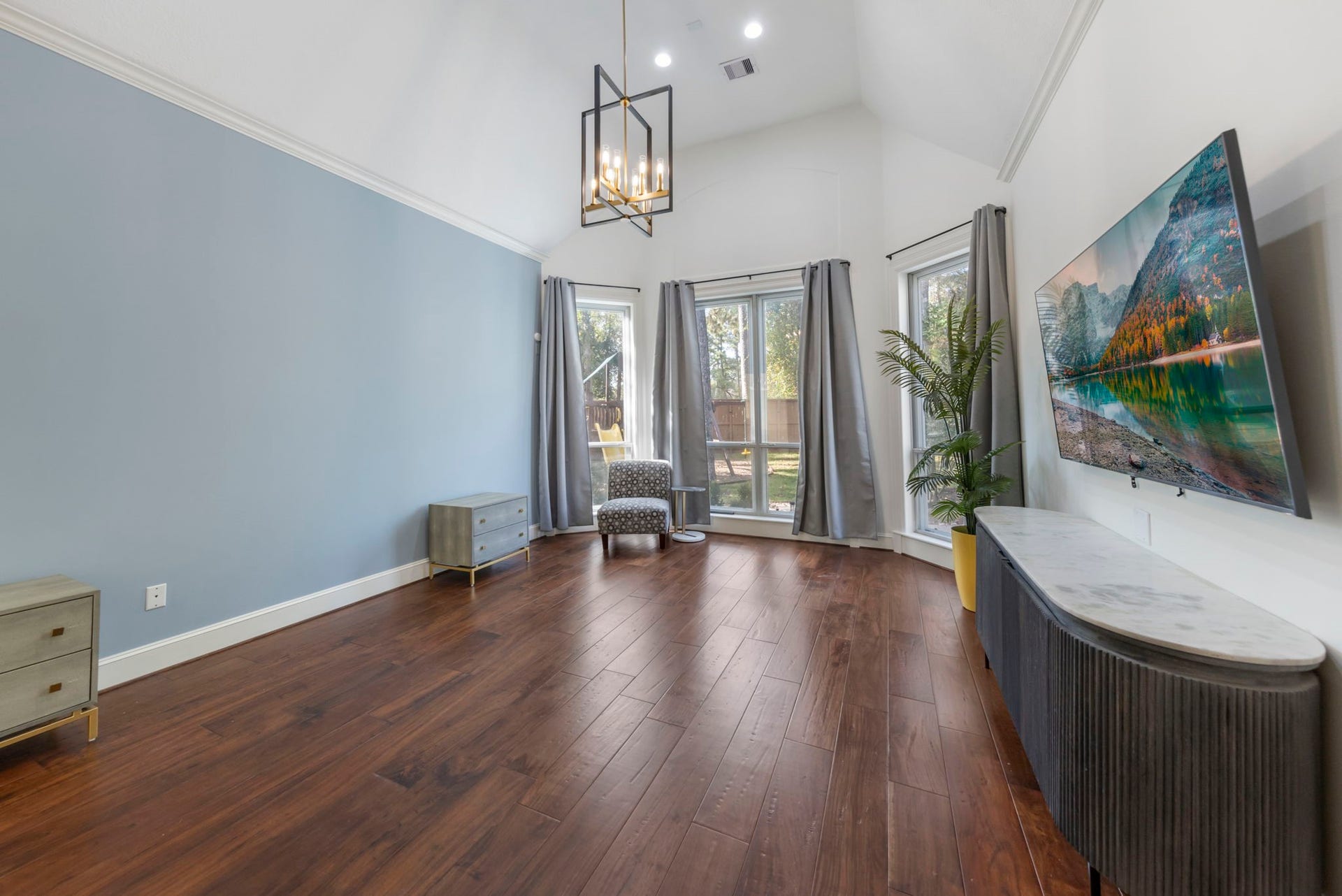 90 W Horizon Ridge Place, Spring, TX 77381 Spacious primary suite boasts high vaulted ceilings, bay window, and beautiful wood floors.