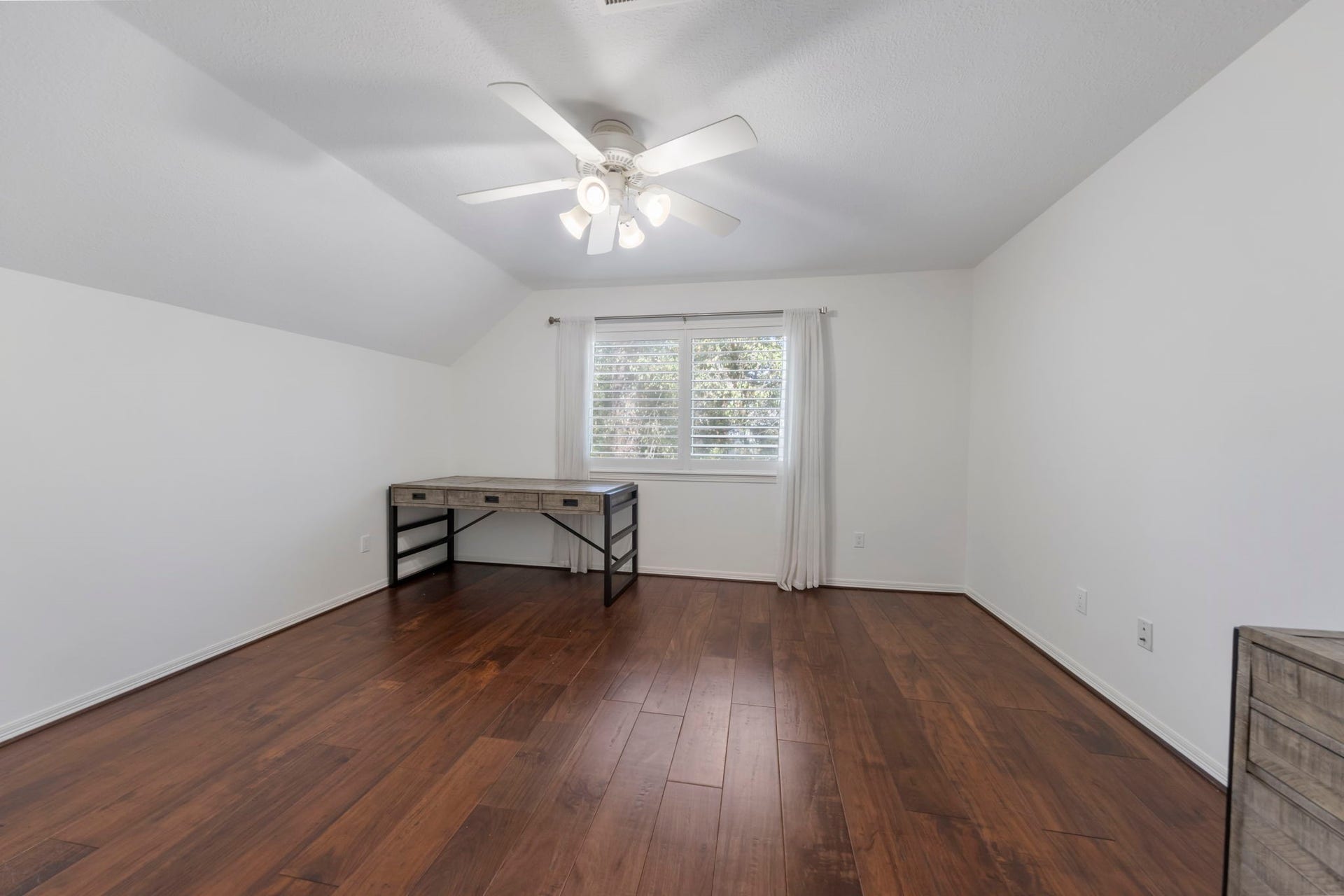 90 W Horizon Ridge Place, Spring, TX 77381 Bright and airy upstairs bedroom boasts gleaming wood floors, ample natural light, and walk-in closet.