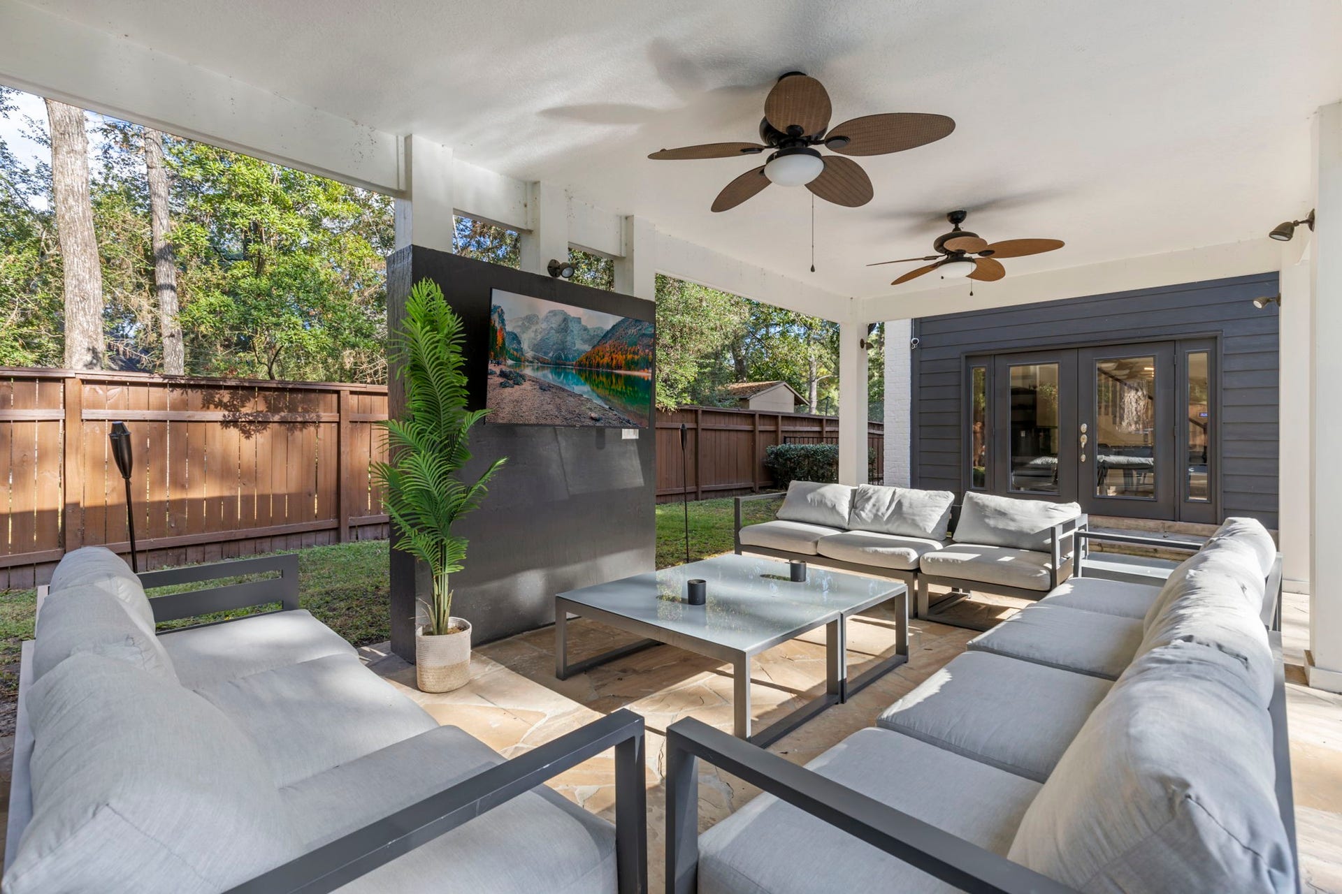 90 W Horizon Ridge Place, Spring, TX 77381 Entertain in style as you gather to watch the game, host family and friends throughout the year, or unwind in your backyard at the end of a long day!