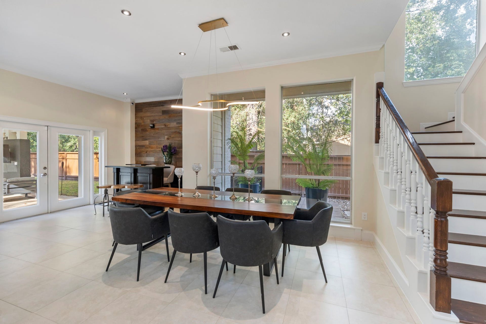 90 W Horizon Ridge Place, Spring, TX 77381 Casual dining area convenient to the kitchen and perfectly situated for hosting gatherings.