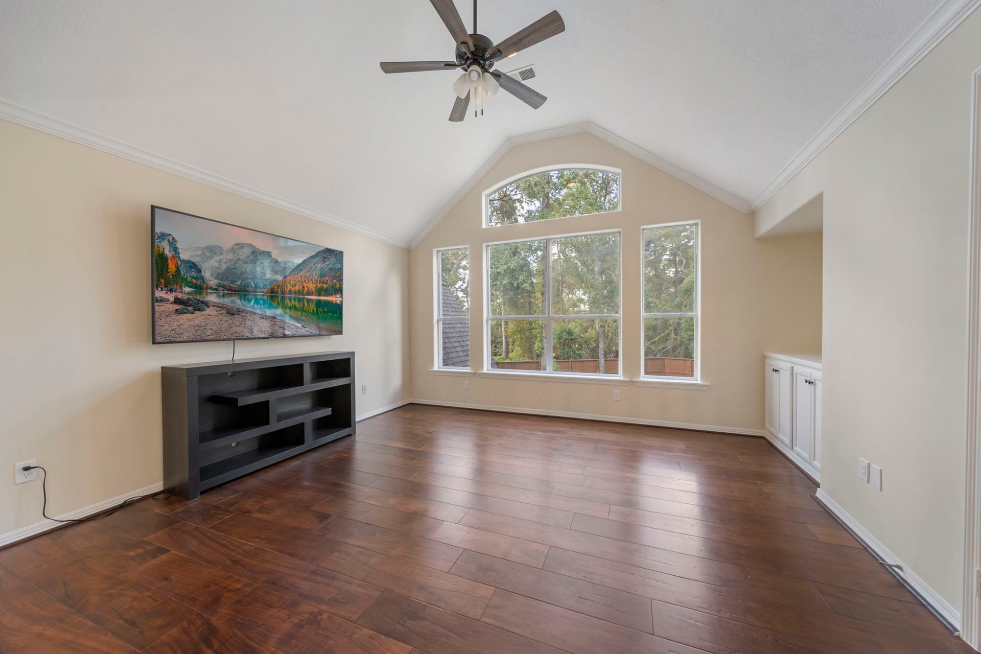90 W Horizon Ridge Place, Spring, TX 77381 The spacious second-floor game room provides the perfect spot for kids to enjoy games or TV, or for the whole family to gather. It features high ceilings and large windows with stunning treetop views.