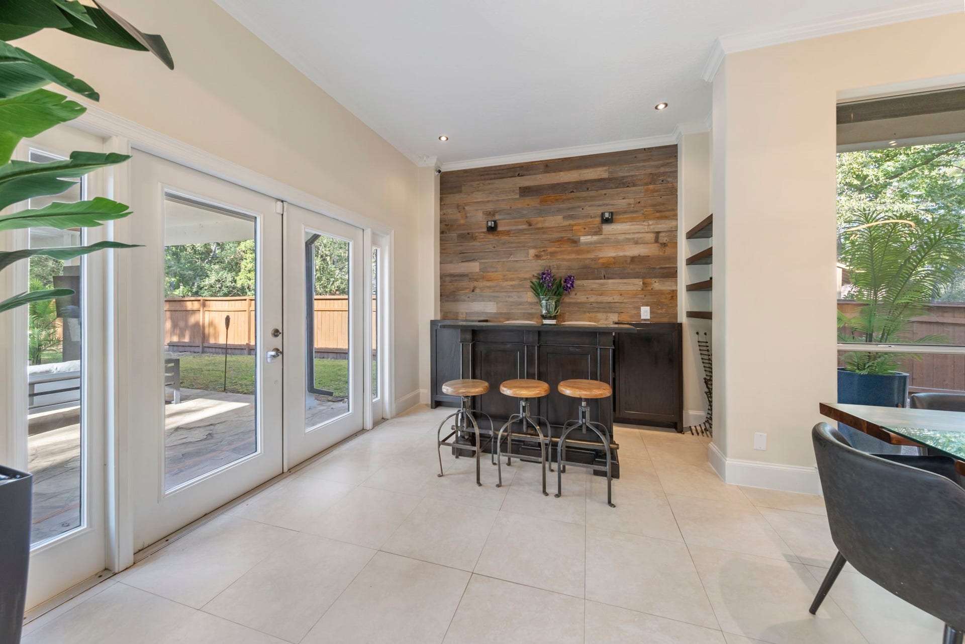 90 W Horizon Ridge Place, Spring, TX 77381 Dry bar set up at backyard entry creates an easy indoor/outdoor entertainment area to enjoy all year round.