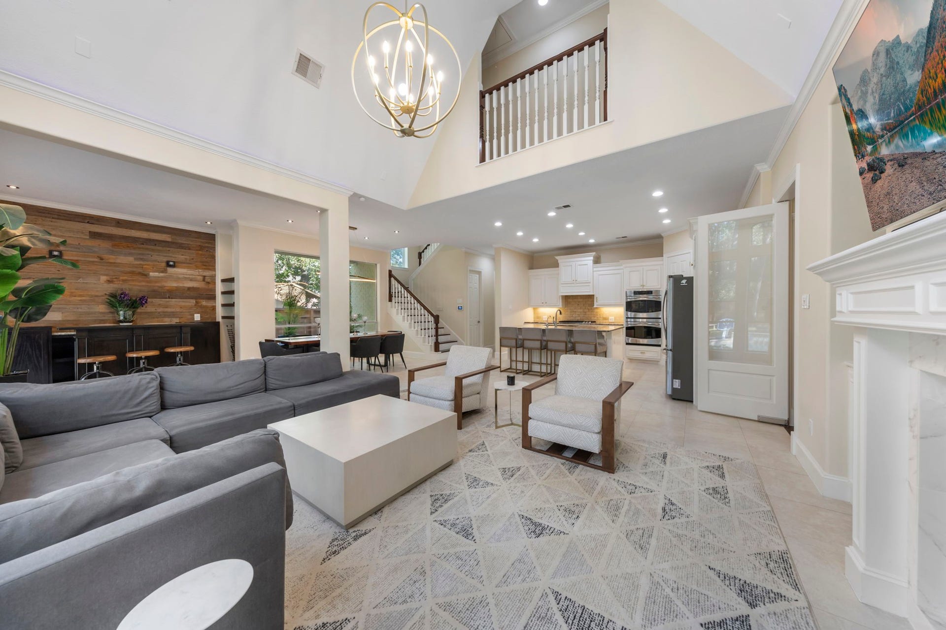 90 W Horizon Ridge Place, Spring, TX 77381 The open-concept living space is perfect for gathering with family and friends, whether sharing a meal or hosting during the holidays.