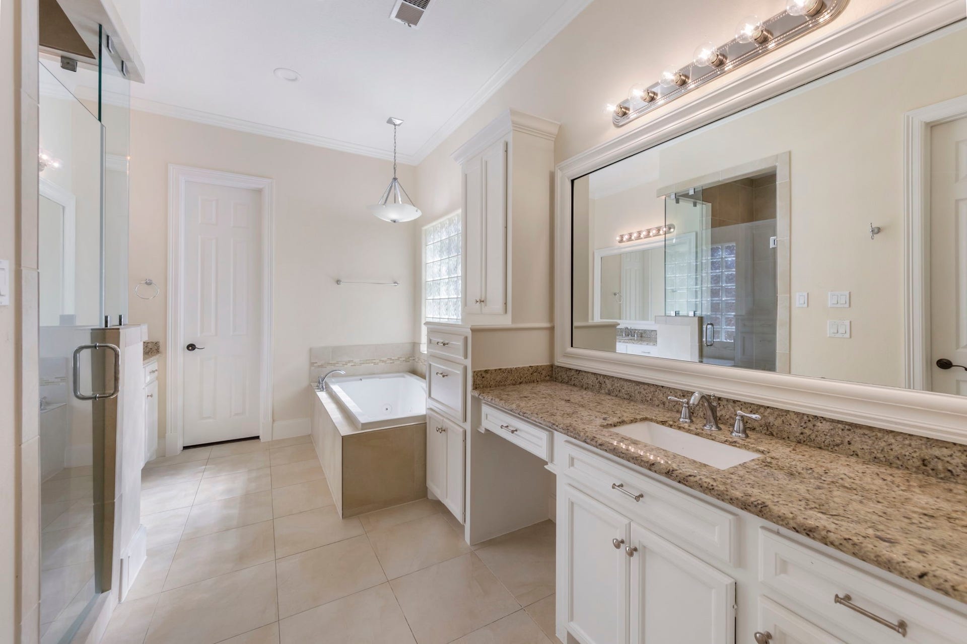 90 W Horizon Ridge Place, Spring, TX 77381 Primary bath features dual sinks, vanity, timeless granite counter tops, large walk-in shower, and soaking tub perfect to relax at the end of the day. Impressive walk-in closet is complete with built-in storage.