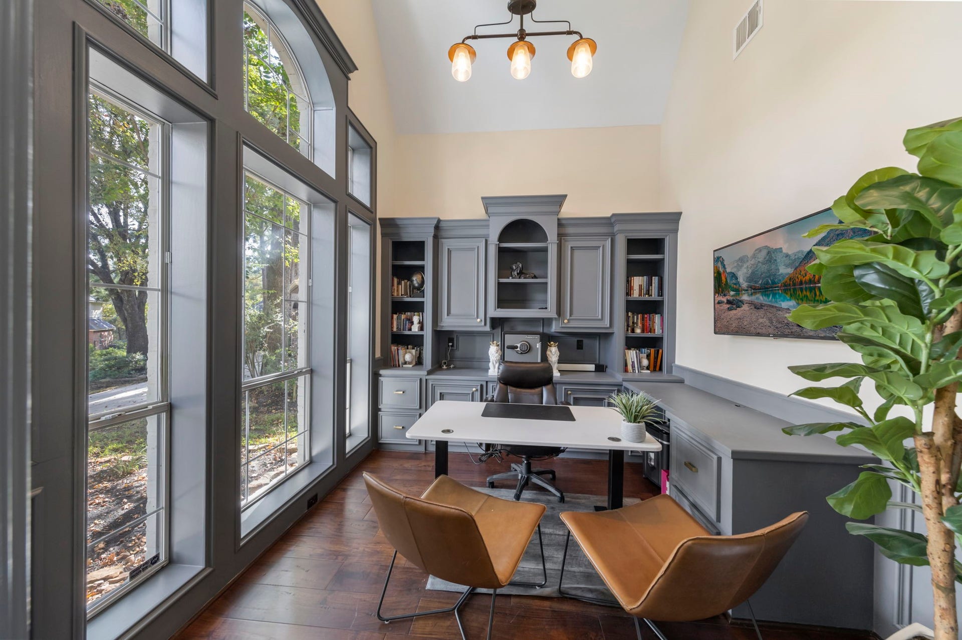 90 W Horizon Ridge Place, Spring, TX 77381 Private home office overlooking the front landscape boast soaring ceilings and freshly painted built-ins.