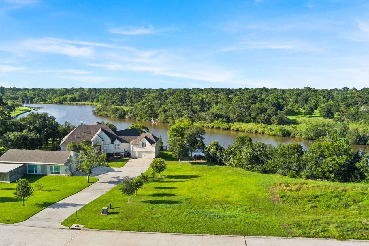 4440 E Bayou Maison Circle, Dickinson, TX 77539 4440 E Bayou Maison Circle, Dickinson, TX 77539