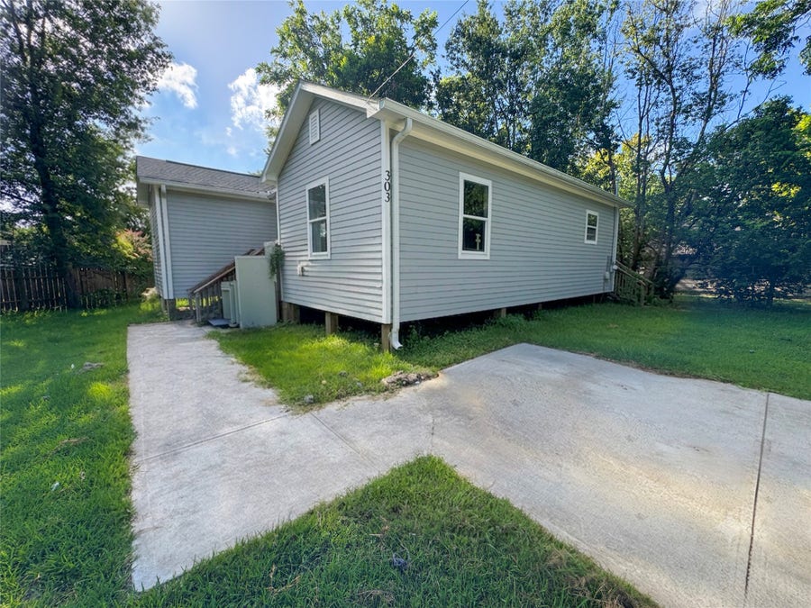 Property photo for 303 S 4th Street, Alvin, TX