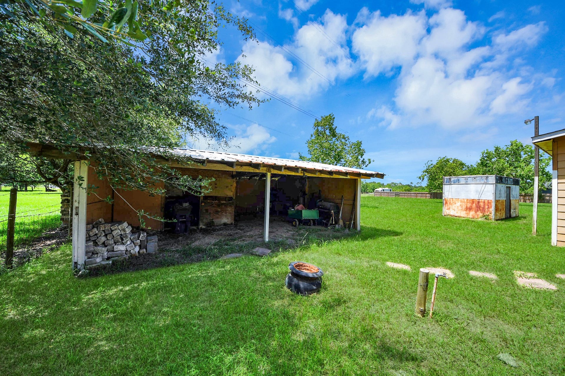 694 County Road 941, Alvin, TX 77511 694 County Road 941, Alvin, TX 77511