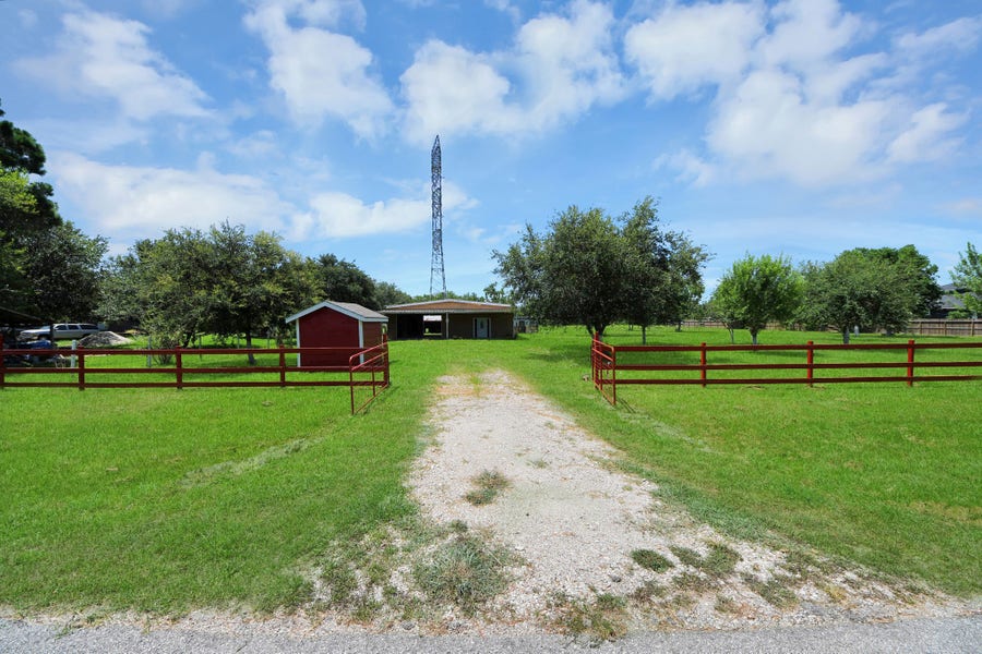 Property photo for 694 County Road 941, Alvin, TX