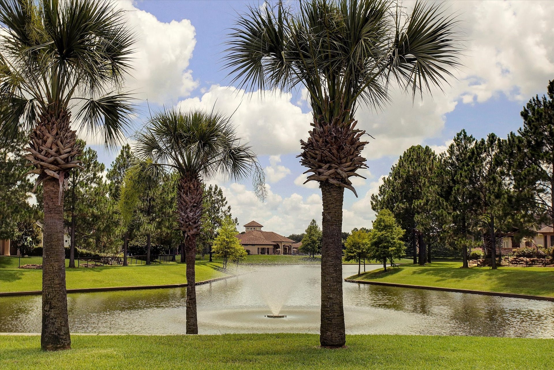 5310 Summerland Ridge Court, Houston, TX 77041 The neighborhood has beautifully landscaped ponds with fountains, surrounded by lush greenery and plenty of trees. The setting is tranquil, offering a picturesque view perfect for a relaxing home environment.