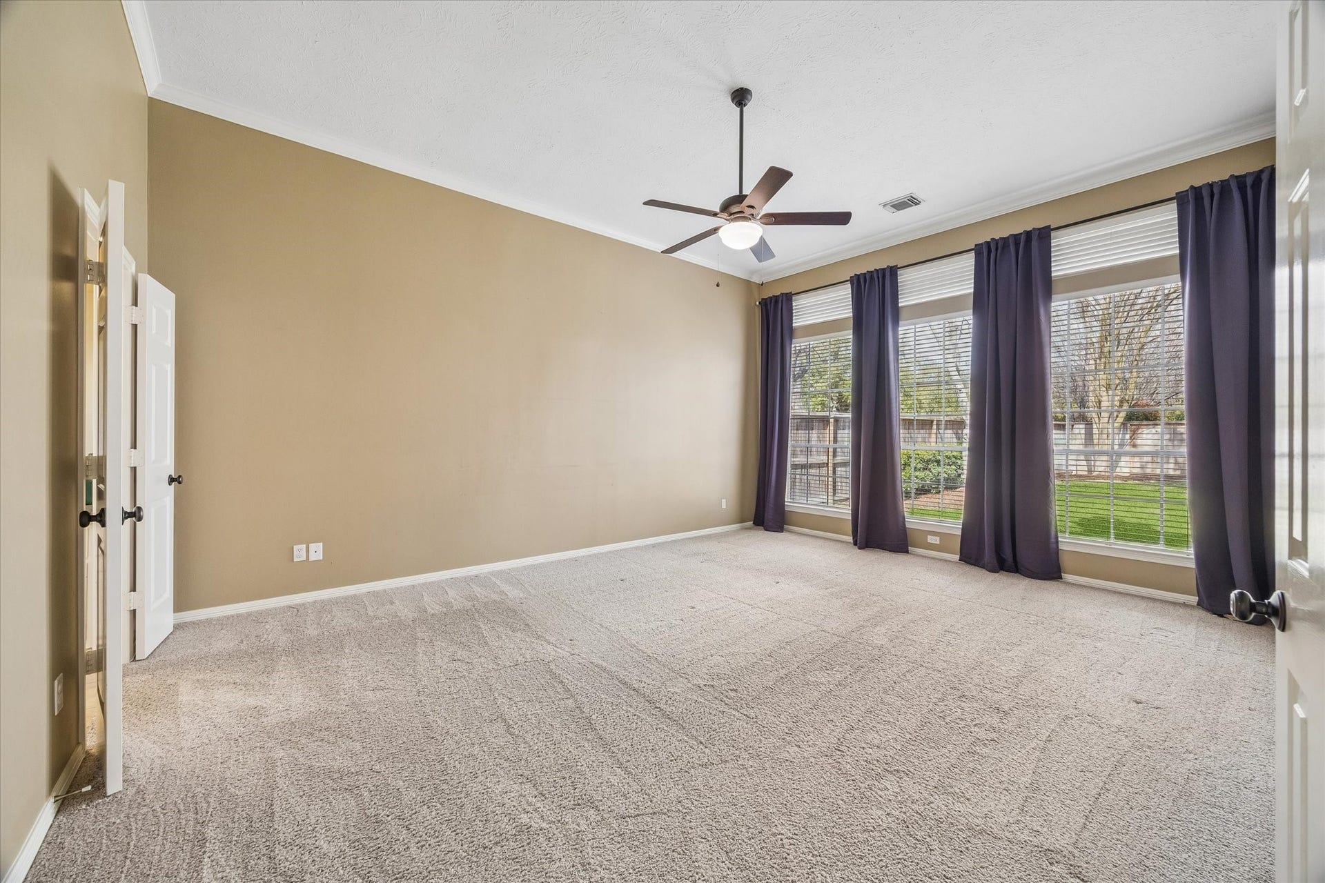 5310 Summerland Ridge Court, Houston, TX 77041 Primary bedroom located downstairs next to the open concept living and kitchen.