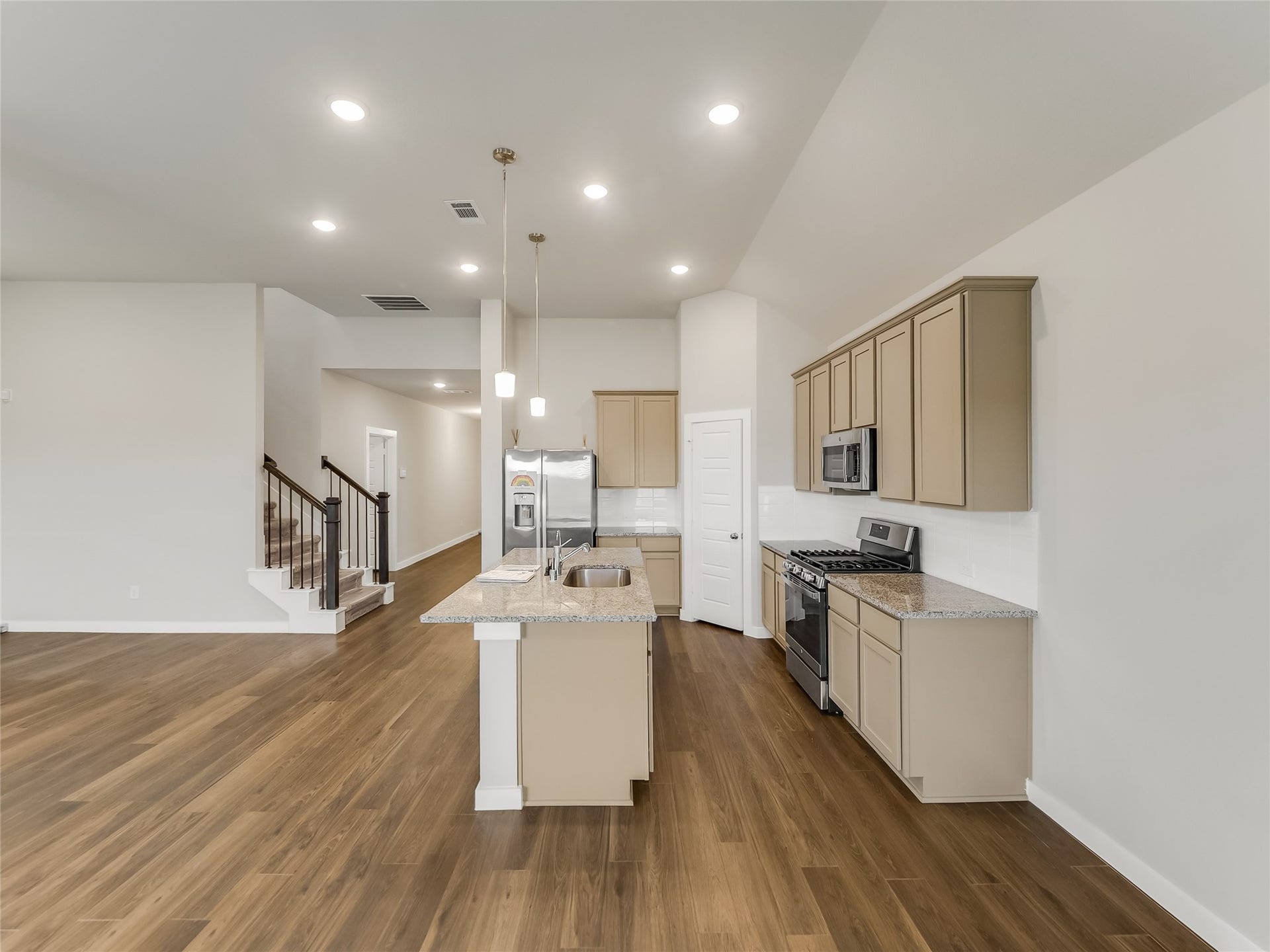 8634 Jetty Glen Drive, Cypress, TX 77433 Large Kitchen Island