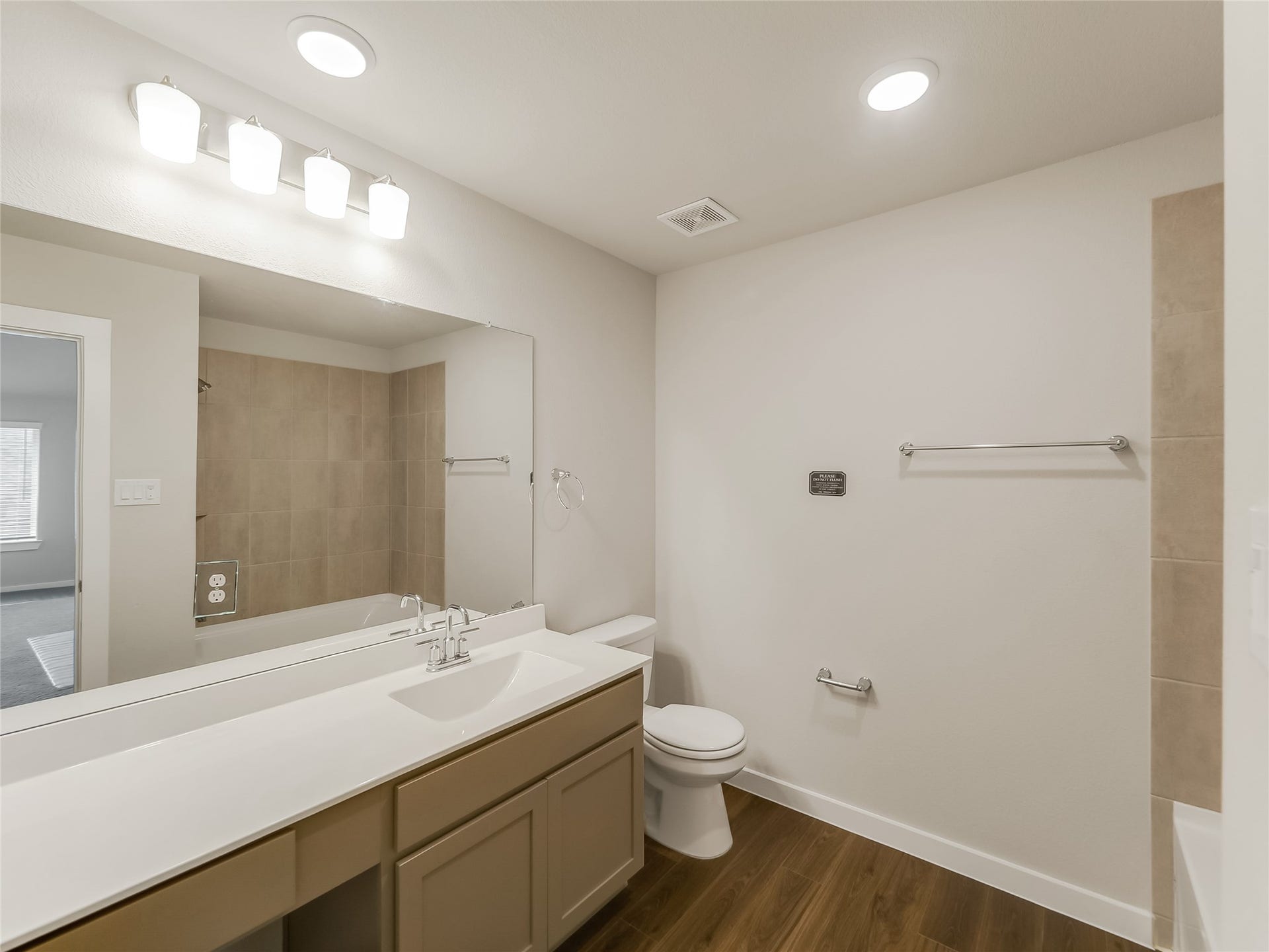 8634 Jetty Glen Drive, Cypress, TX 77433 Full Bathroom