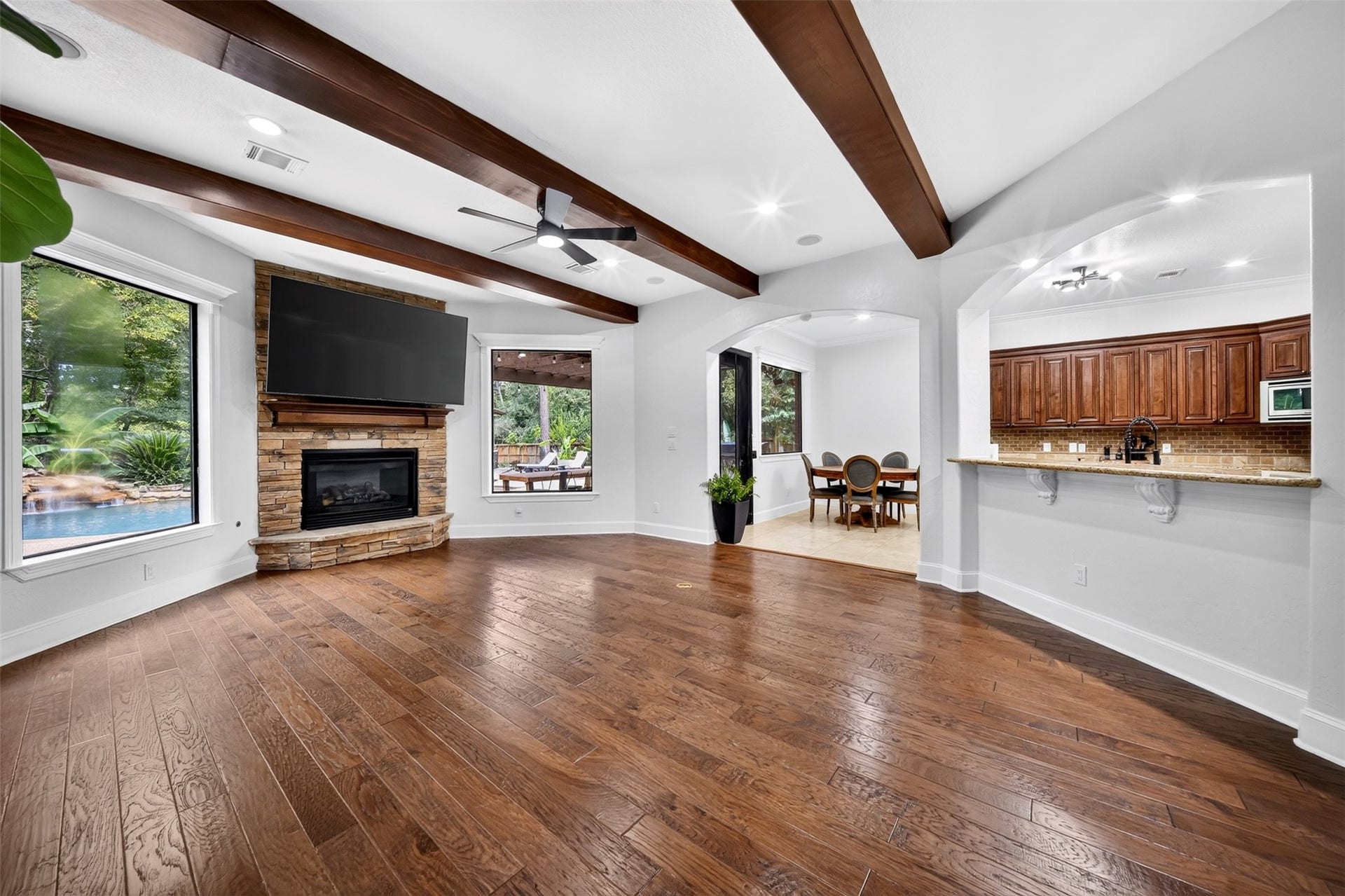 10410 Clubhouse Circle, Magnolia, TX 77354 10410 Clubhouse Circle, Magnolia, TX 77354