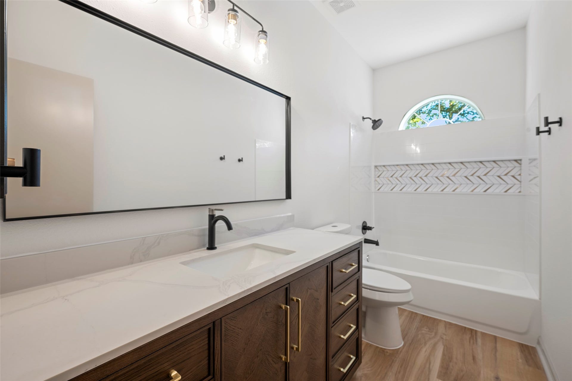 28614 Water Park Way, Spring, TX 77386 Full Bathroom #1