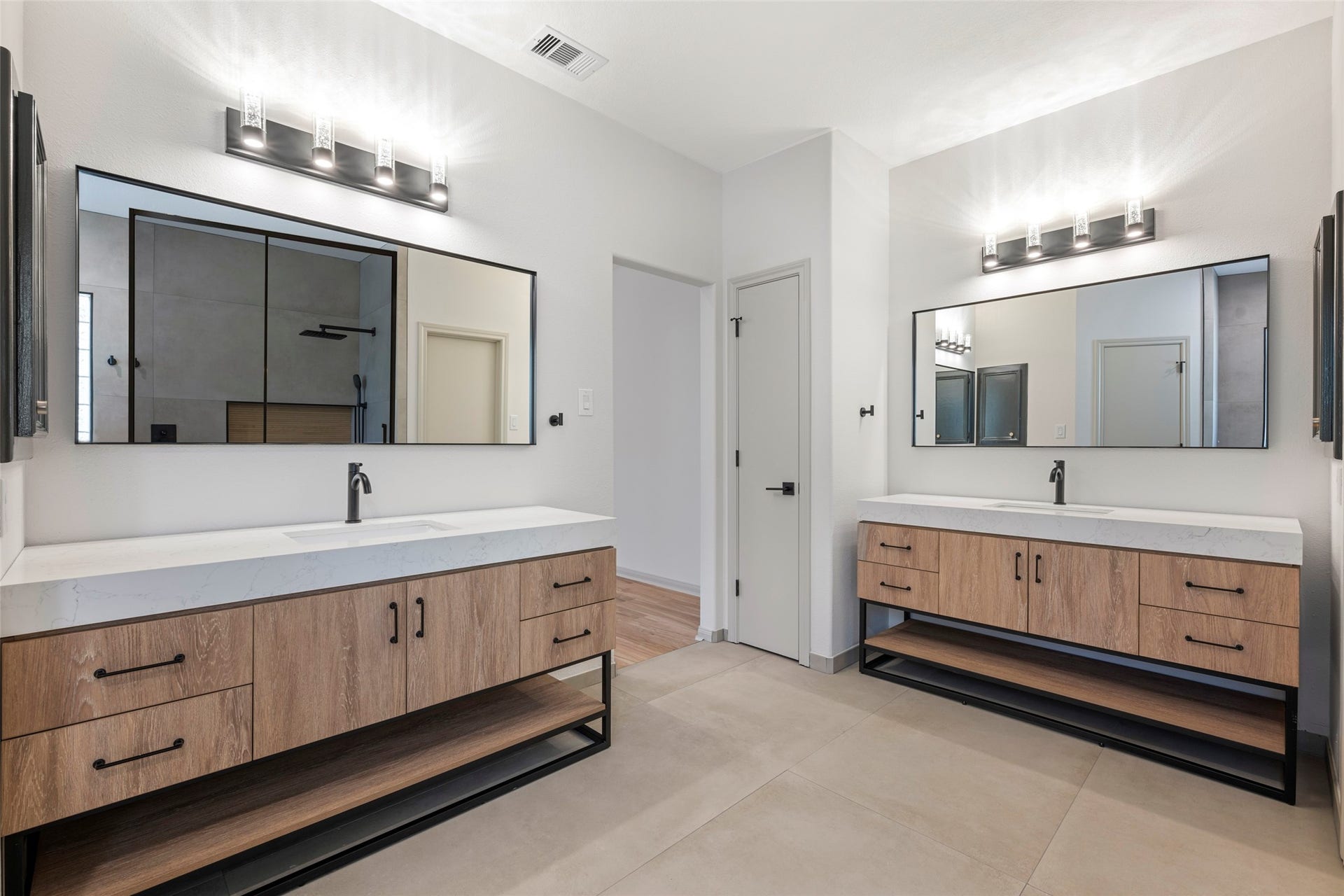 28614 Water Park Way, Spring, TX 77386 Double sinks and lots of cabinets