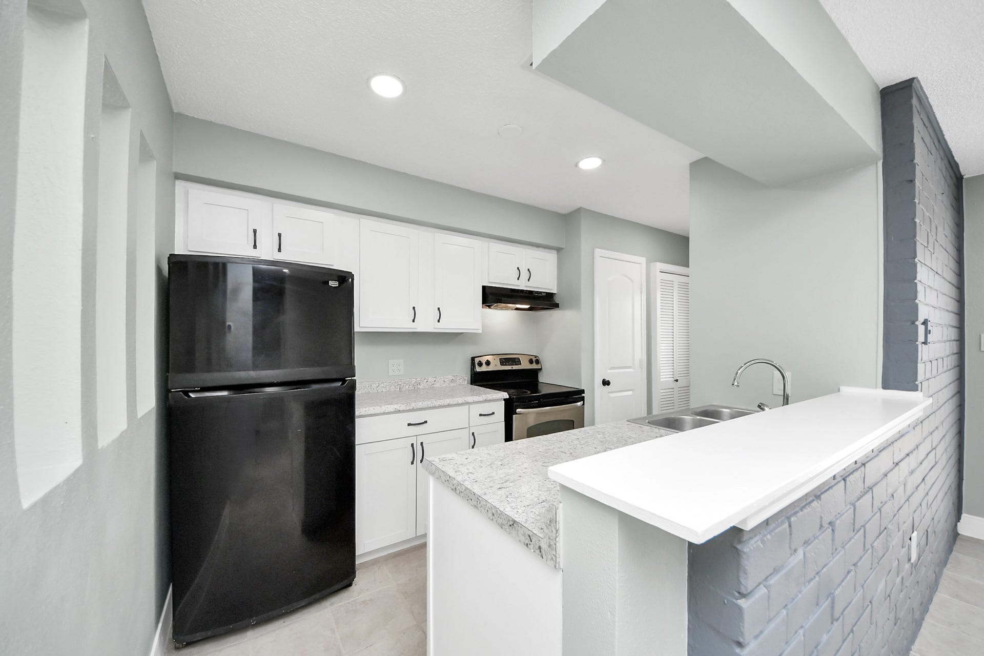 9458 Neuens Road, #9458, Houston, TX 77080 The laundry room is at the end of the kitchen.