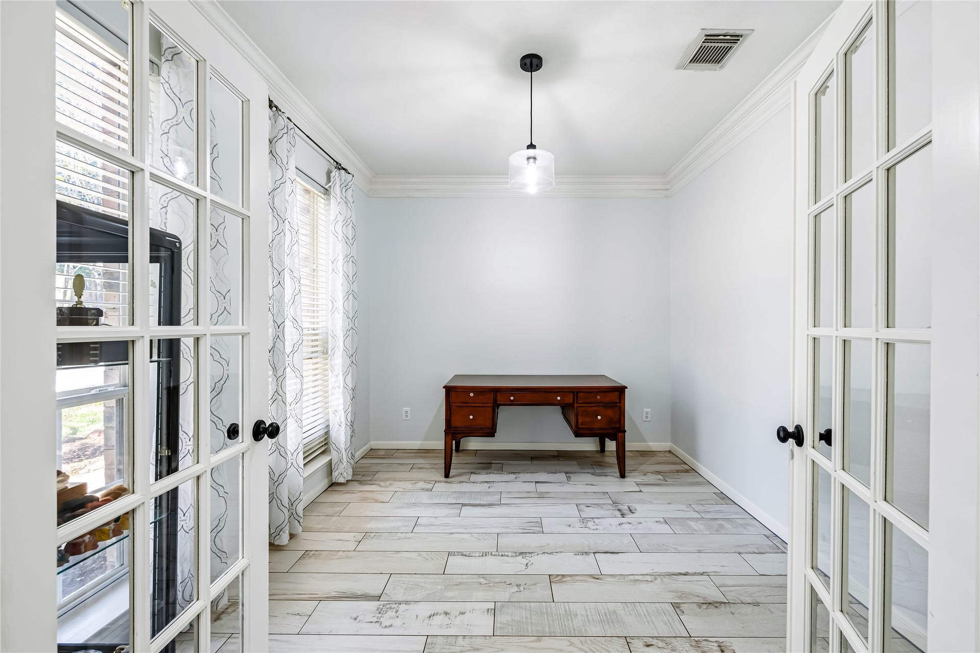 136 S Goldenvine Circle, The Woodlands, TX 77382