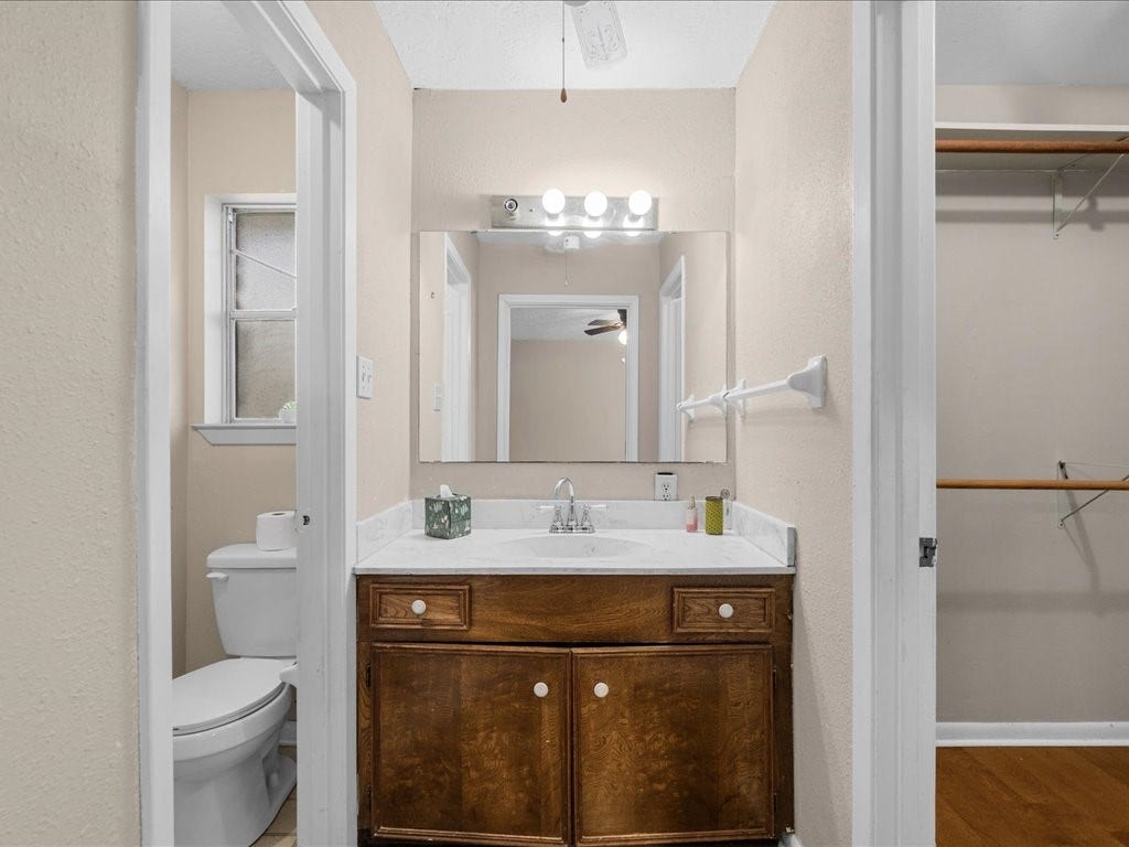 2713 34th Avenue N, Texas City, TX 77590 Master Vanity