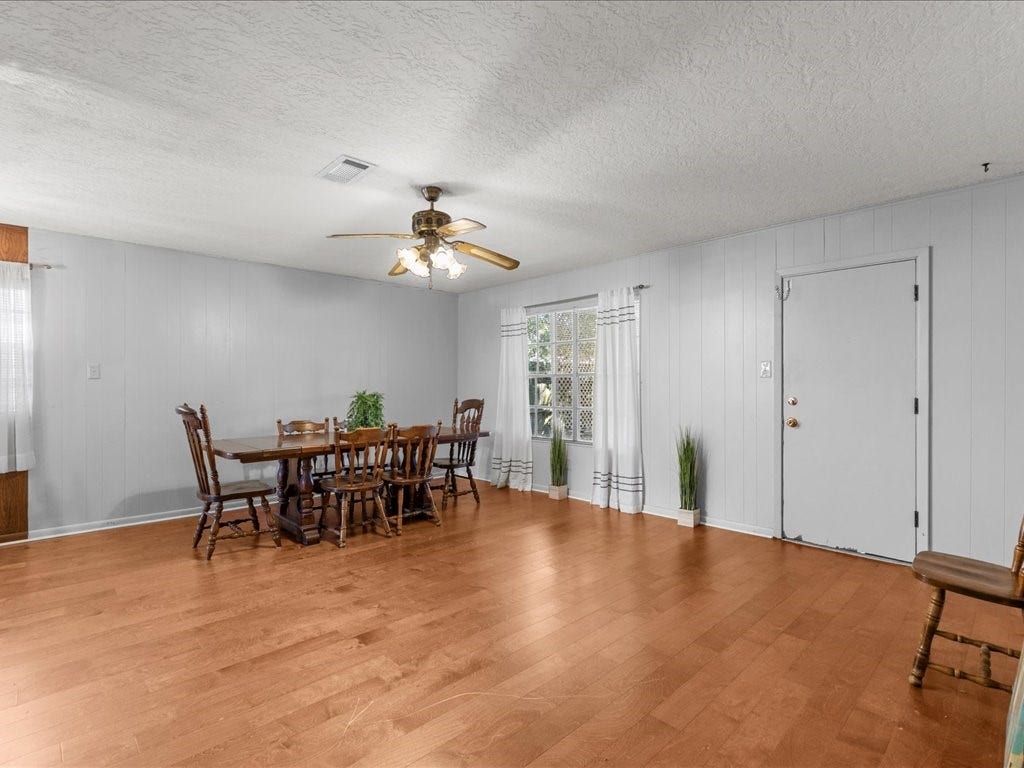 2713 34th Avenue N, Texas City, TX 77590 Nice open living /Dinning
Room