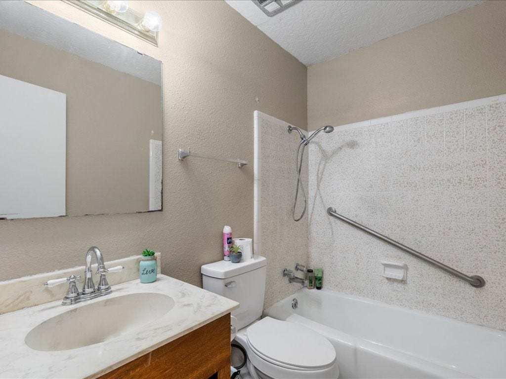 2713 34th Avenue N, Texas City, TX 77590 Hallway Bathroom