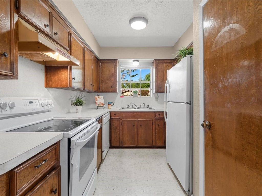 2713 34th Avenue N, Texas City, TX 77590 Kitchen