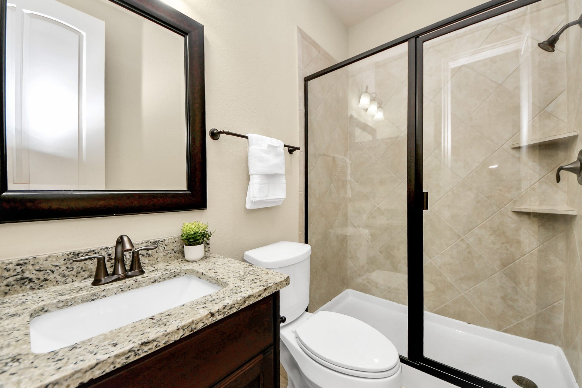 17307 Pentland Court, Richmond, TX 77407 This full bath conveniently serves the main floor.
