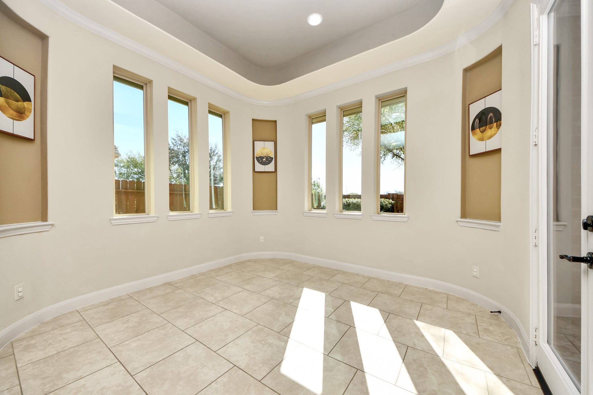 17307 Pentland Court, Richmond, TX 77407 The breakfast nook offers a serene setting for morning coffee or intimate gatherings, where stunning ceiling details and an abundance of natural light create a warm, inviting glow.