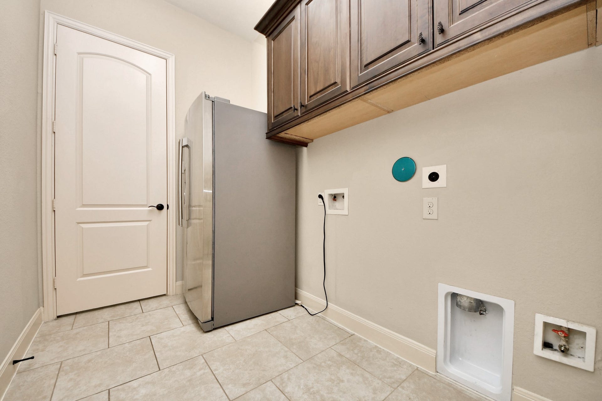 17307 Pentland Court, Richmond, TX 77407 The utility room with a built-in mud bench is ideally positioned at the owners entry from the garage, creating a practical drop zone for shoes, sports gear, and everyday attire before entering the home.