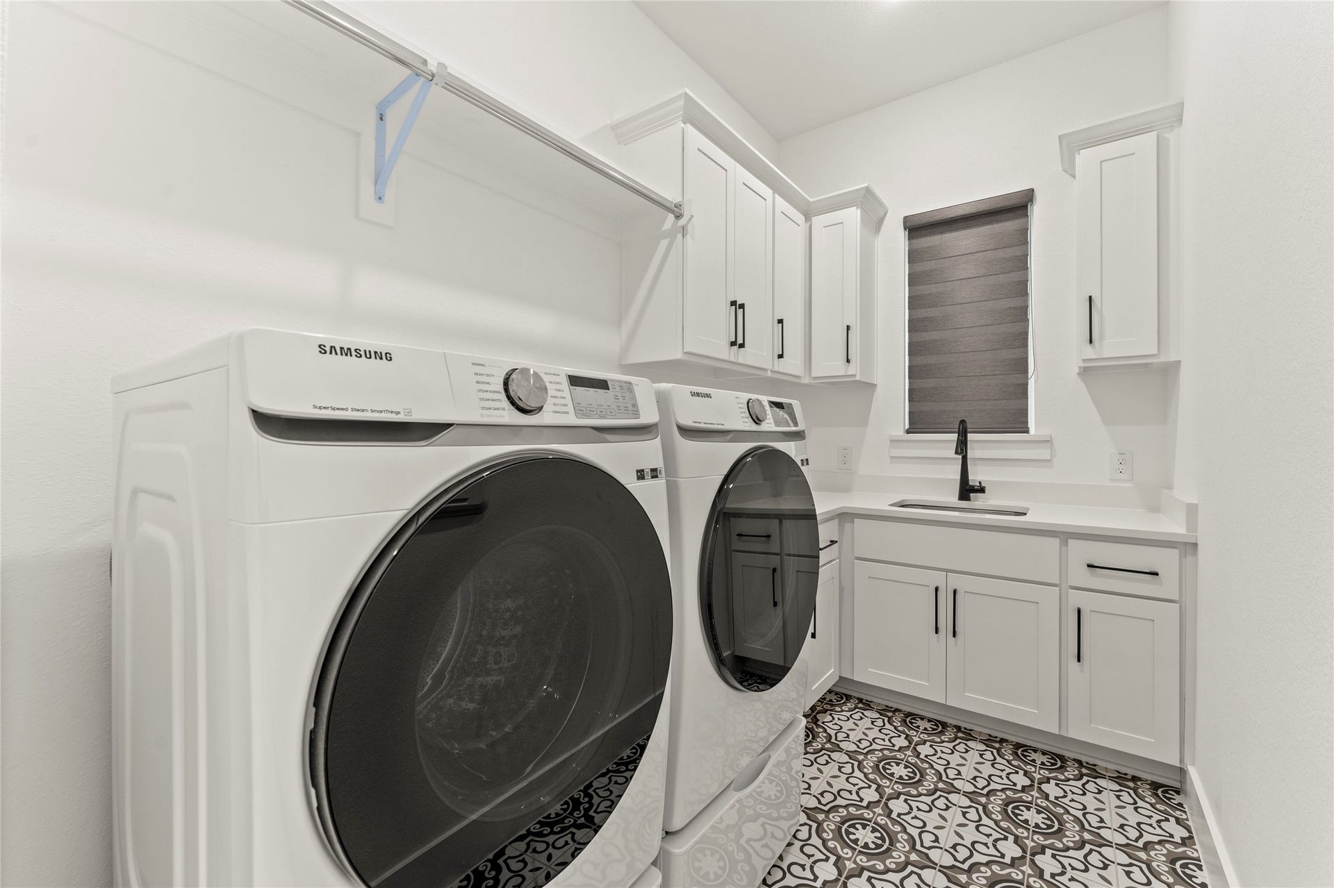 1934 Pleasant Grove Drive, Missouri City, TX 77459 Simplify your chores in this bright and highly functional laundry room, perfectly situated on the first floor for maximum convenience.