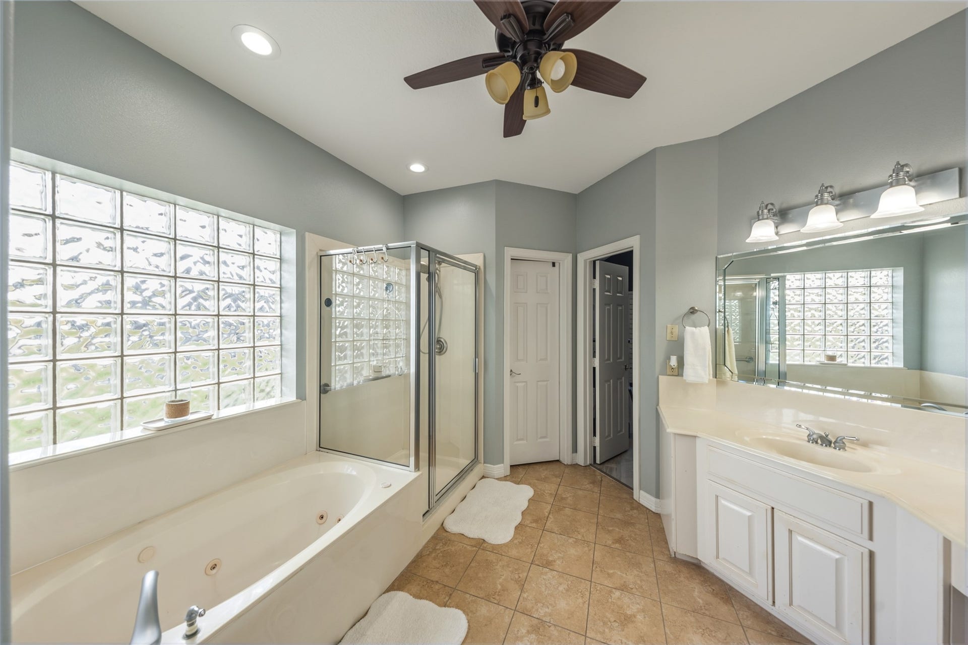 8775 Grand Lake Estates Drive, #77316, Montgomery, TX 77316 Primary Bath